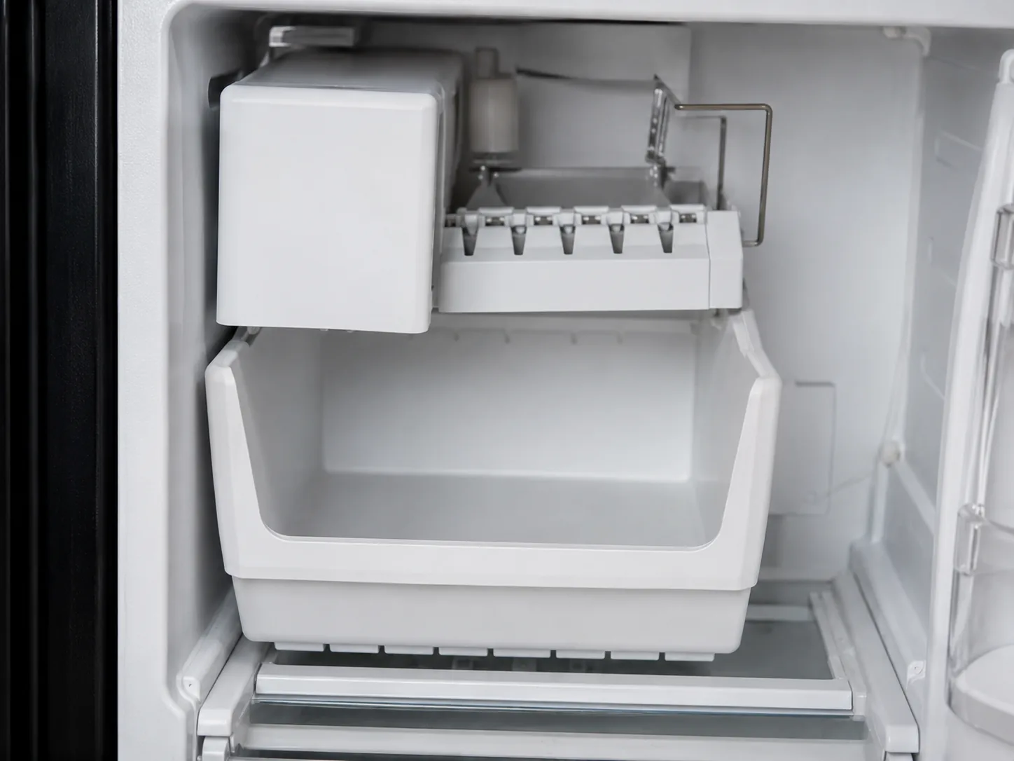 Empty refrigerator ice maker bin during no ice diagnosis